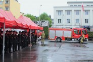 "Służba nie drużba". Wóz strażacki wyjeżdżający na akcję w trakcie uroczystości