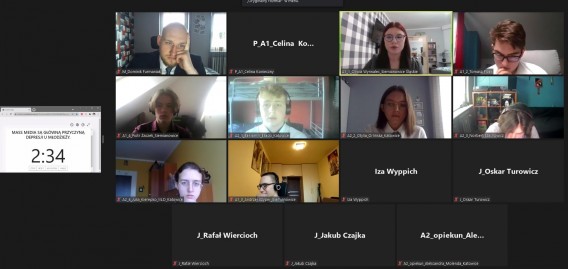 Uczestnicy debaty na monitorach