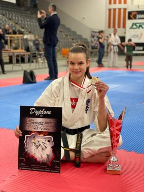 Daria Dobkowska - Szefer z pucharem, dyplomem i medalem Mistrzostw Polski