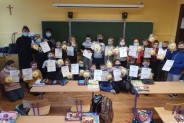 Uczestnicy konkursu z nauczycielkami
