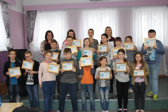 Uczestniczy ZAP prezentują pamiątkowe dyplomy