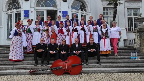 Zespół Pieśni i Tańca Siemianowice w strojach ludowych wraz z kapelą