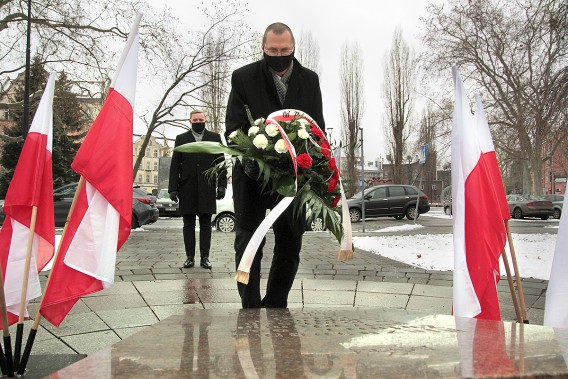 Adam Cebula i Adam Skowronek składają kwiaty na Grobie Nieznanego Żołnierza w Siemianowicach…