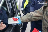 Wręczenie kierowcy mapy drogowej i odblasku