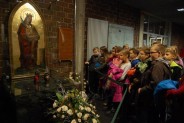Uczniowie z przewodnikiem w Parku Tradycji zwiedzają wystawę