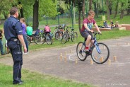 Jazda rowerem po miasteczku ruchu drogowego
