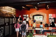 Przedstawiają grupę zwiedzająca Muzeum Miejskie w Siemianowicach Śląskich