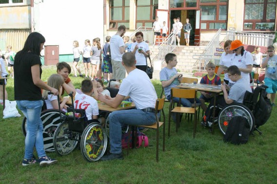 Dzień dziecka w Zespole Szkół Integracyjnych. Piknika na trawie.