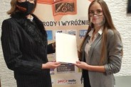 Dyrektor szkoły z uczennicą