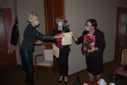 Moment wręczania kwiatów, dyplomów i upominków