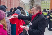 Pokaz siemianowickich strażaków przyciągnął pierwszych sześćdziesięciu wolontariuszy, uczniów…