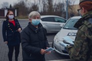 Członkowie fundacji GROT rozdają maseczki siemianowiczanom.