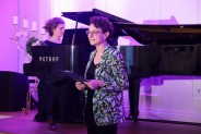Pianistka przy instrumencie oraz konferansjerka