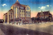 Katolicka Szkoła dla Dziewcząt przy ul. Wilsona (obecnie Wyspiańskiego) przed rozbudową, po…
