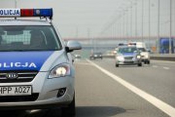 Samochód policyjny na drodze