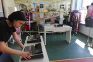 Uczennica w pracowni sprzedaży – kasa fiskalna
