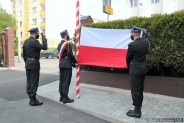 Poczet flagowy wieszający flagę na maszcie