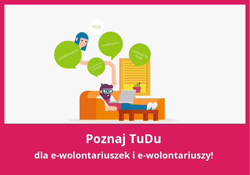 Plakat E-wolontariatu. Chłopak na kanapie z laptopem na kolanach