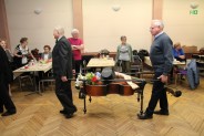 Seniorzy niosą Basa na ostatnie pożegnanie