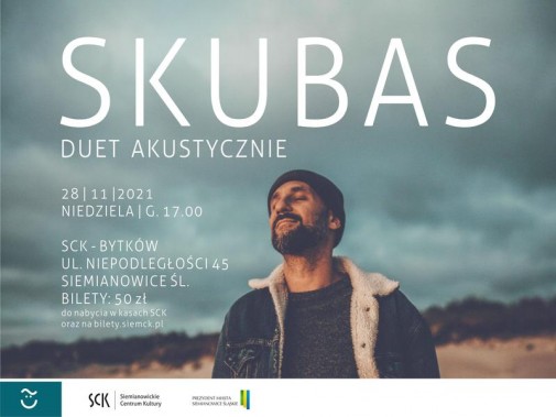 Na tle błękitnego nieba sylwetka muzyka SKubasa, ubranego w ciemną kurtkę i czapkę. Resztę…