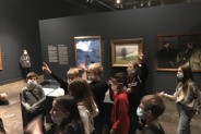 Uczniowie  w Gmachu Głównym Muzeum Narodowego w Krakowie
