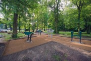 Cztery urządzenia do ćwiczeń, stanowiące wyposażenie siłowni zewnętrznej powstającej w Parku…
