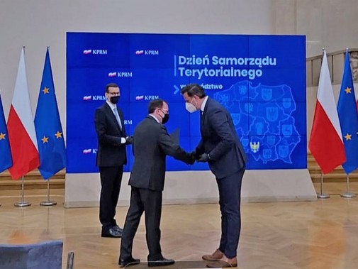 Rafał Piech przyjmuje gratulacje od Ministra Mariusza Kamińskiego