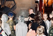 Przedstawiają grupę zwiedzająca Muzeum Miejskie w Siemianowicach Śląskich