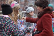 Uczniowie i absolwenci Szkoły Podstawowej nr 13 zbierają datki podczas 24 Finału WOŚP