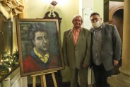 Artysta Edward Czech wraz z kierownikiem Willi Fitznera pozują przy dużym obrazie artysty