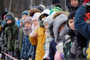 Młodzież obserwująca pokaz ratownictwa na lodzie