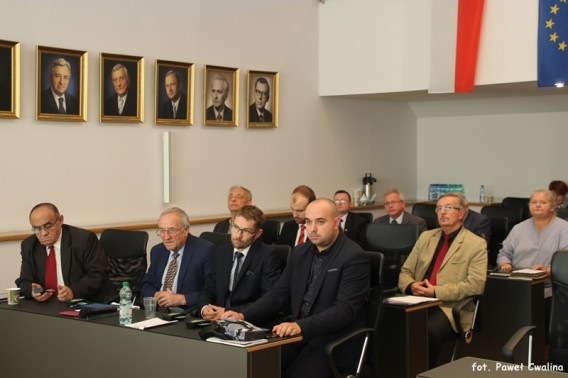 Radni na sali sesyjnej.