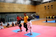 Igor z naszego klubu z podniesioną ręką przez sędziego w starciu walk soft-stick