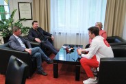 Spotkanie prezydenta miasta Rafała Piecha z Kajetanem Duszyńskim. Od lewej siedzą: Jan Komander –…