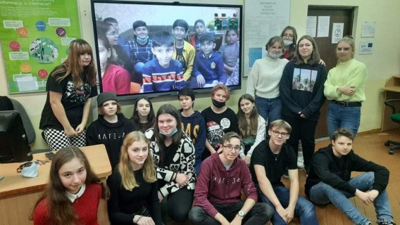 Matejkowicze przed monitorem z kolegami z Pakistanu