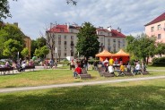 Publiczność siedząca na skwerze podczas koncertu