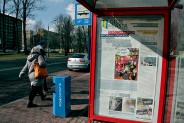 Przystanek autobusowy przy ulicy Kapicy. Plakat reklamujący Głos Miasta