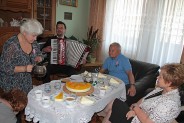 Pamiątkowe zdjęcie pary obchodzacej jubileusz Godów z władzami miasta (19)