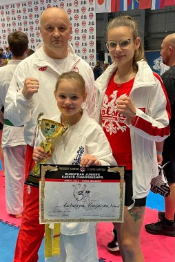 Shihan Andrzej Manecki (po lewej), Daria Dobkowska - Szefer (po prawej) i Kasia Kasperska (w…