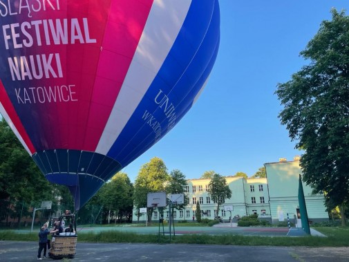 Kolorowy balon na placu obok Matei