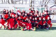 Hokejowa reprezentacja Polski U 18 z pucharem po wygranym turnieju w Bratysławie