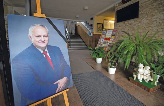 Portret Stefana Kowalczyka przepasany czarną wstążką, posadowiony na sztaludze stojącej na…