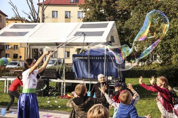 Animatorka bawi się z dziećmi