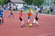 Zawodnik podaje piłkę do kolegi z drużyny