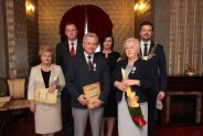 Pamiątkowe zdjęcie pary obchodzacej jubileusz Godów z władzami miasta (12)