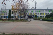 Fotografia przedstawia termomodernizację szkoły na Budryka, Szkoła w trakcie prac…