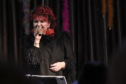 Koncert Bernadety Kowalskiej w SCK Jarzębina. Artystka w czarnej sukni stoi na scenie z…