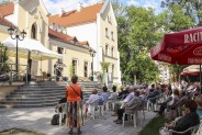Budynek SCK Zameczek, na tarasie tenor Juliusz Ursyn Niemcewicz, na pierwszym planie publiczność.