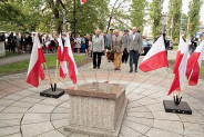 Złożeniem kwiatów na płycie Grobu Nieznanego Żołnierza upamiętniono zakończenie II wojny światowej.
