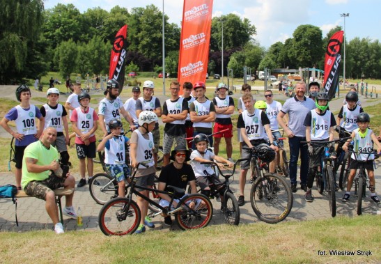 Uczestnicy zawodów rowerowych na pumptracku